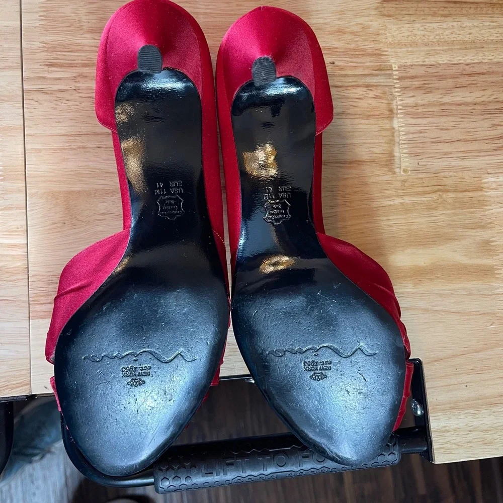 Nina New York Womens Red Satin Peep Toe dOrsay Kitten Heel Pumps Size 11M